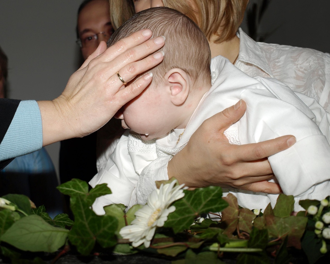 erfahren sie alles über die bedeutung der taufe, ihre traditionen und bräuche in verschiedenen kulturen. entdecken sie, wie dieser wichtige religiöse ritus das leben von gläubigen prägt und feierliche anlässe schafft.